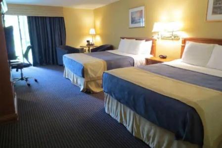 Super 8 by Wyndham Gananoque - Country Squire Resort - 12