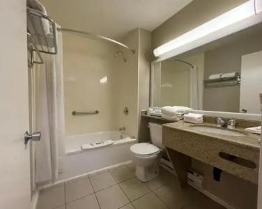 Super 8 by Wyndham Gananoque - Country Squire Resort - 26