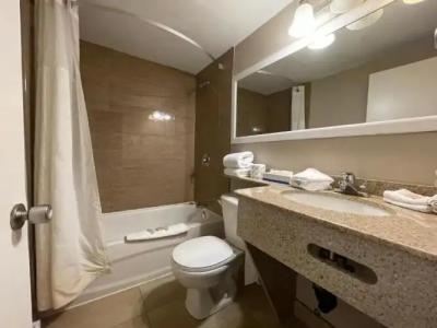 Super 8 by Wyndham Gananoque - Country Squire Resort - 21