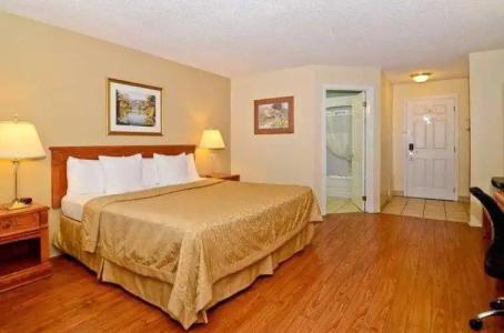 Super 8 by Wyndham Gananoque - Country Squire Resort - 15