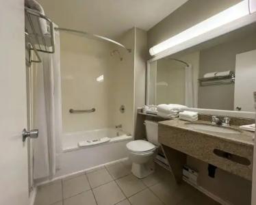 Super 8 by Wyndham Gananoque - Country Squire Resort - 37