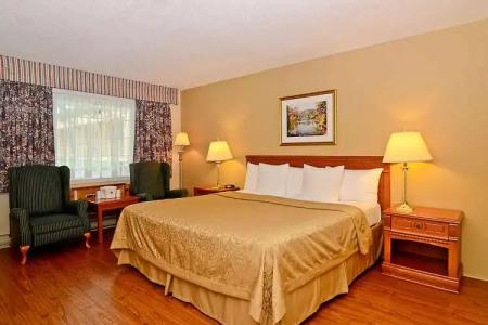 Super 8 by Wyndham Gananoque - Country Squire Resort - 4