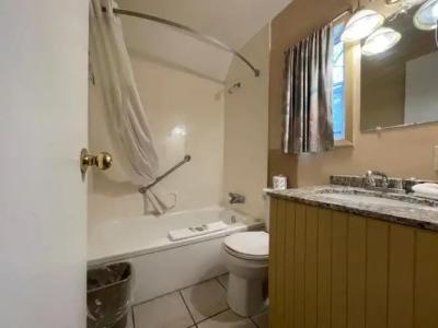 Super 8 by Wyndham Gananoque - Country Squire Resort - 51