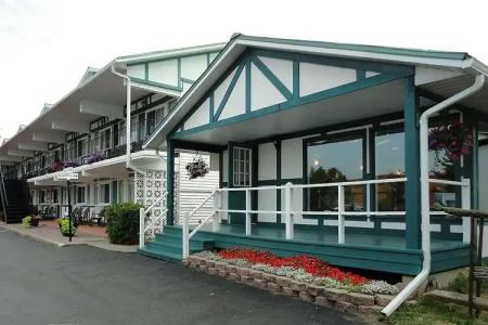 Super 8 by Wyndham Gananoque - Country Squire Resort - 8