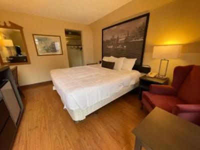 Super 8 by Wyndham Gananoque - Country Squire Resort - 49