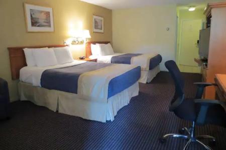 Super 8 by Wyndham Gananoque - Country Squire Resort - 28