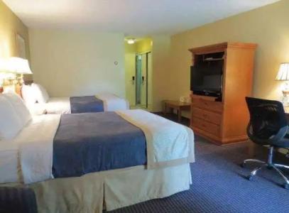 Super 8 by Wyndham Gananoque - Country Squire Resort - 11