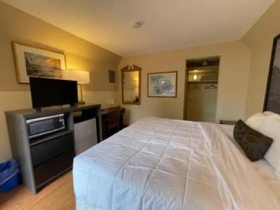 Super 8 by Wyndham Gananoque - Country Squire Resort - 50