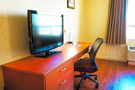 Rosslyn Inn & Suites - 59