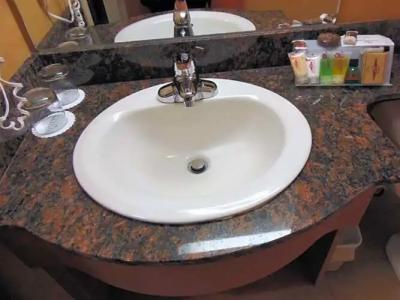 Rosslyn Inn & Suites - 76