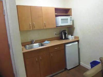 Rosslyn Inn & Suites - 79