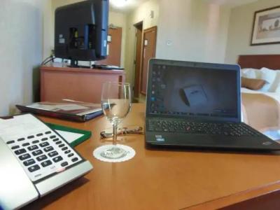 Rosslyn Inn & Suites - 97