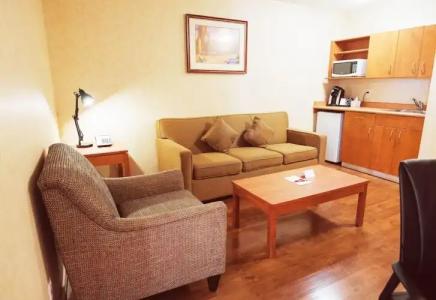 Rosslyn Inn & Suites - 100