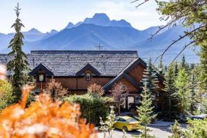 A Bear and Bison Country Inn, Canmore