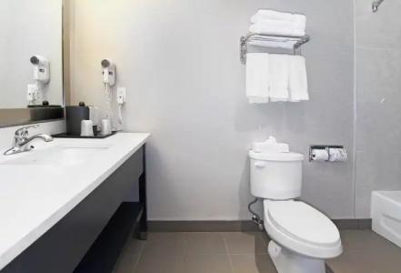 Holiday Inn Express and Suites Calgary, an IHG - 9