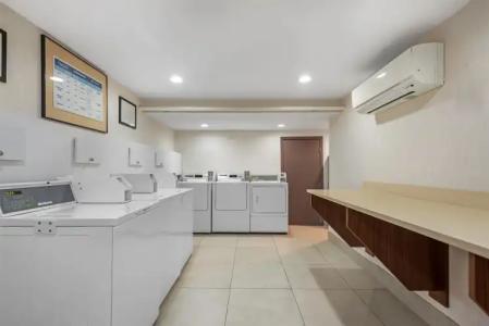 Best Western Plus Suites Downtown Calgary - 21