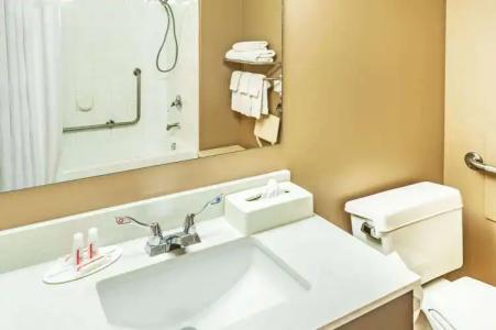 Super 8 by Wyndham Calgary/Airport - 6