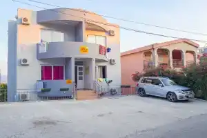 Alise Apartments, Bar