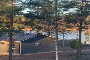 Uyutnyy dom na beregu ozera v sosnovom lesu Cottage