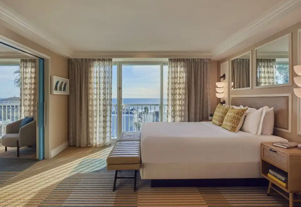 Mobility/Hearing Accessible Palmetto King Suite, Tub