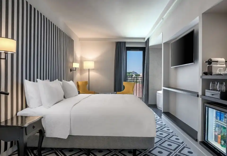 Junior King Suite with City View