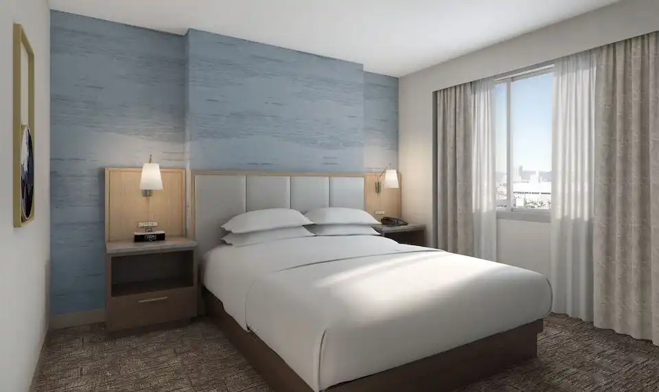 1 KING CITY VW SUITE MOBILITY ACC W/ BATHTUB