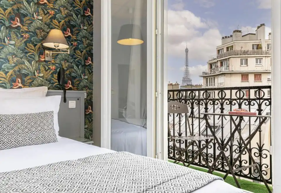 Double Room With Balcony And View Eiffel Tower