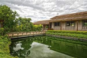 Reverie Siam, Pai
