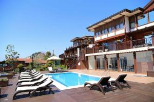Phellos Suites, Sile