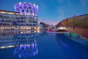 Granada Luxury Hotel, Okurcalar