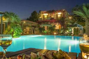 Holiday Beach Resort, Perivolos
