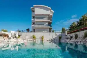 A Hotel Side, Side