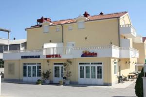 Hotel Adria, Kambelovac