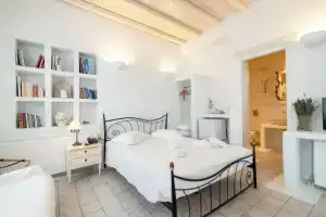 Vincenzo Family Rooms, Tinos Town