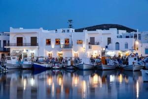 Mr and Mrs White Paros, Naousa