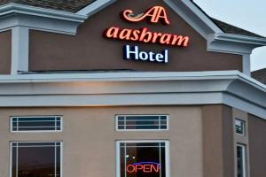 Aashram Hotel by Niagara River, Niagara Falls