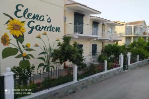 Elena's Garden, Kavos