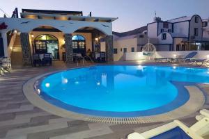 Honeymoon Beach Studios, Perivolos