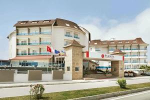 Ramada Resort, Side