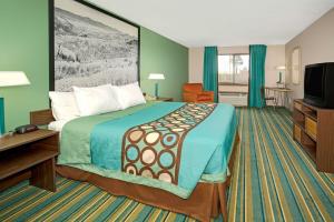 Super 8 by Wyndham Denver Stapleton, Denver