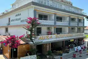 Aura Hotel, Side