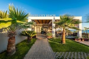 White City Beach Adult Only, Konakli