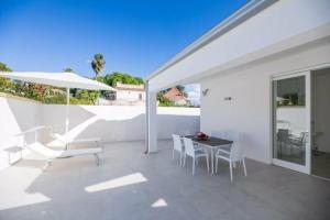 Total White Villa, Fontane Bianche