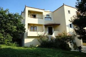 Smile Stella Studios, Skopelos Town