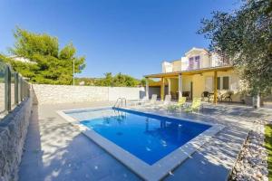 Villa Karmen, Vinisce