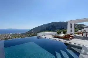 Senses Luxury Houses, Fira