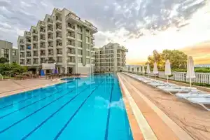 Royal Atlantis Beach Hotel, Colakli