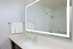 Holiday Inn Los Angeles - LAX Airport, an IHG Hotel, Los Angeles