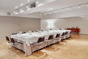 Alexandra Hotel, Curio Collection by Hilton