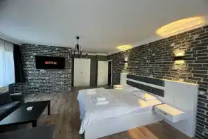 Karaca Suite, Tuzla